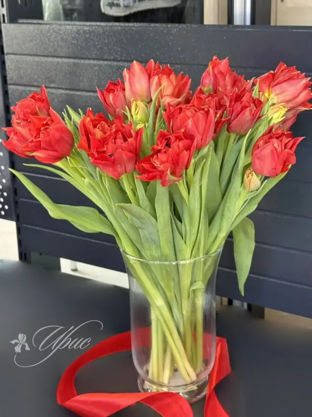 Пионовидные тюльпаны в вазе