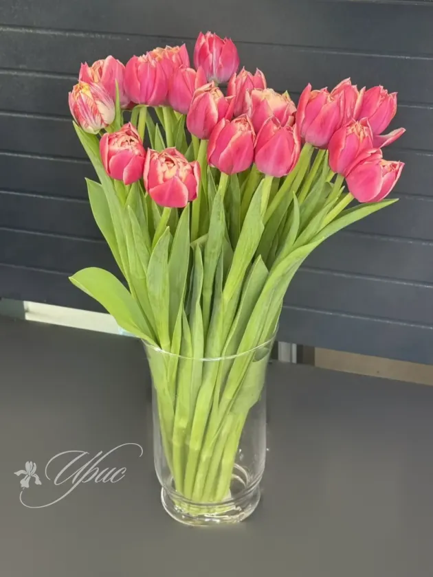 Пионовидные тюльпаны в вазе №2