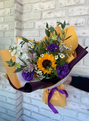 Яркий букет с подсолнухом (S) от интернет-магазина цветов в 