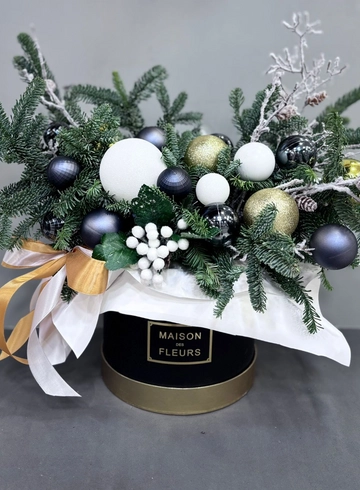 Новогодняя композиция &laquo; Олицетворение праздника&raquo; от интернет-магазина цветов в 