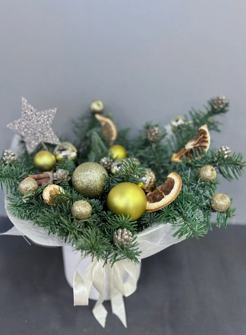 Новогодняя композиция &laquo;Время чудес&raquo; от интернет-магазина цветов в 