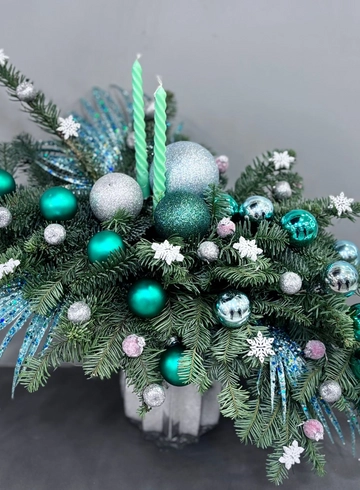 Новогодняя композиция &laquo;Фурор&raquo; от интернет-магазина цветов в 