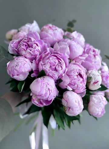 Букет пионов под ленту от интернет-магазина цветов в 