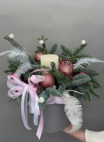 Новогодняя композиция &laquo;Свеча&raquo; от интернет-магазина цветов в 