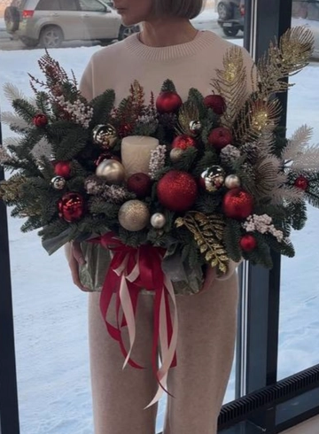 Новогодняя композиция &laquo;Праздничный день&raquo; от интернет-магазина цветов в 