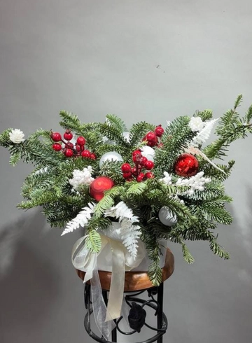 Новогодняя композиция &laquo;Зимняя сказка&raquo; от интернет-магазина цветов в 