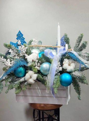 Новогодняя композиция &laquo;Снегурочка&raquo; от интернет-магазина цветов в 