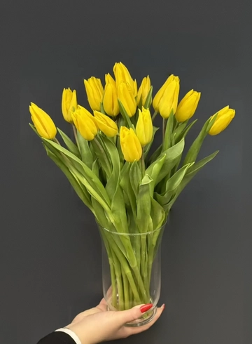 Тюльпаны в вазе №3 от интернет-магазина цветов в 