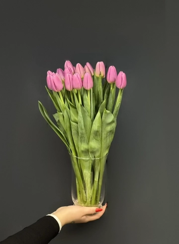 Тюльпаны в вазе №4 от интернет-магазина цветов в 