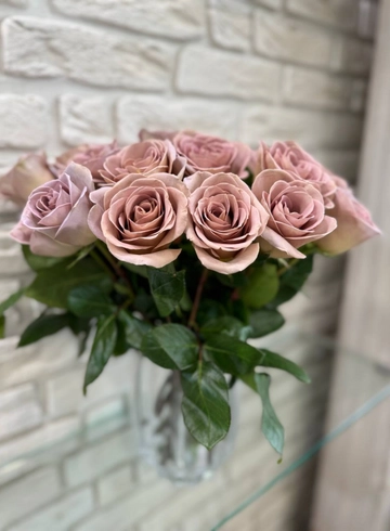 Букет роз в вазе №1 от интернет-магазина цветов в 