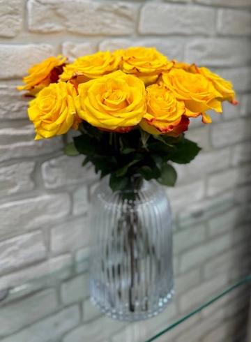 Букет роз в вазе №2 от интернет-магазина цветов в 