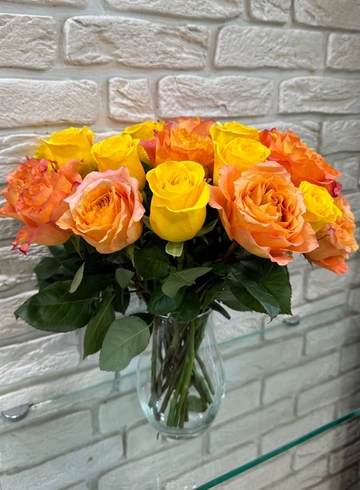 Букет роз в вазе №3 от интернет-магазина цветов в 