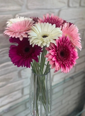 Букет из микса гербер в вазе от интернет-магазина цветов в 