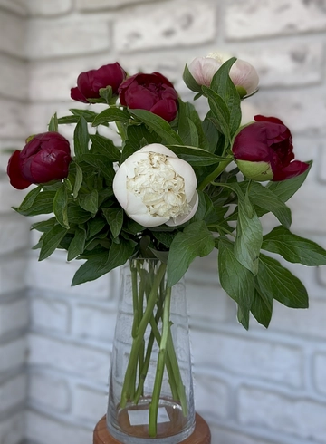 Букет пионов в вазе  от интернет-магазина цветов в 