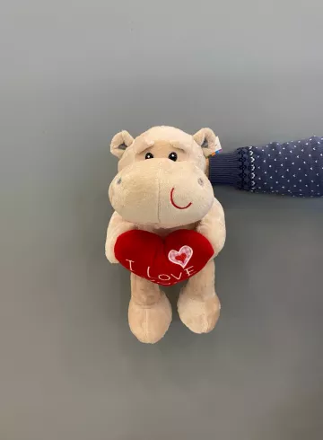 Мягкая игрушка &laquo;Бегемот Боня с сердцем&raquo; 30 см от интернет-магазина цветов в 